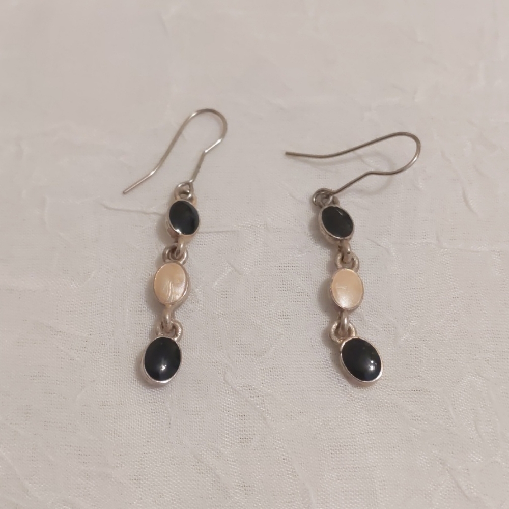 💐 Black & White Dangle Earrings